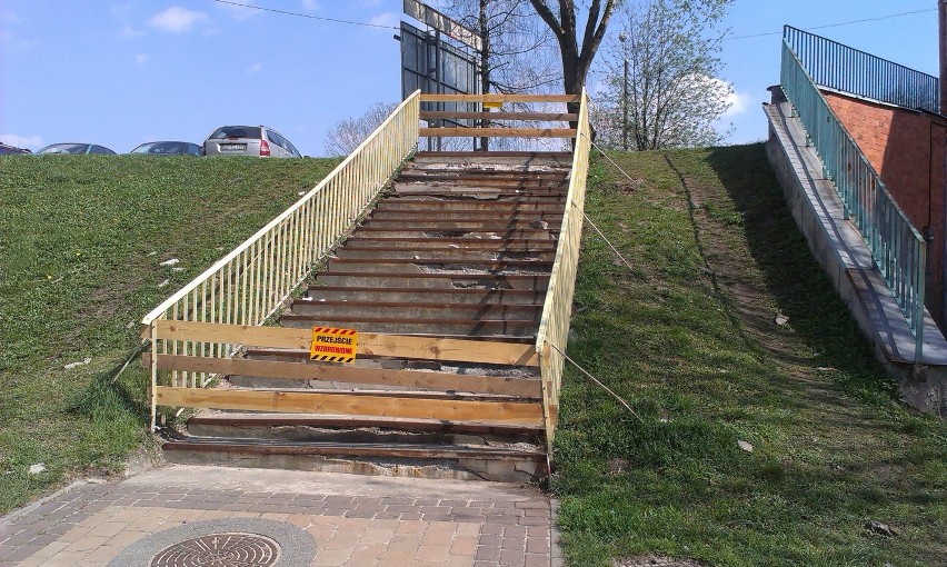 Zniszczone schody na osiedlu Mydlice czekają na remont