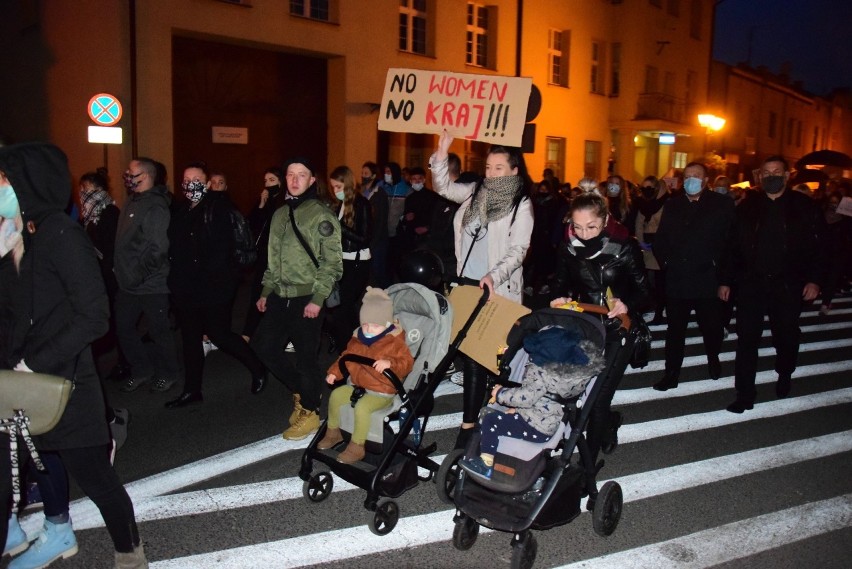 Mieszkańcy spotkali się na Placu Wolności w Mogilnie....