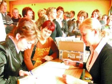 Uczniowie wraz ze swoimi opiekunami podpisywali umowy o praktykę.  Fot. Darek Jurkowski
