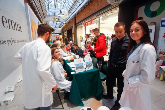 W CH Rondo (ul. Kruszwicka 1) w sobotę i niedzielę  trwała jesienna akcja „Zdrowie pod kontrolą”, organizowana przez studentów zrzeszonych w Międzynarodowym Stowarzyszeniu Studentów Medycyny IFMSA-Poland. 

Młodzi medycy na takich akcjach  zapraszają mieszkańców, by zmierzyć poziom cukru, ciśnienie tętnicze, nauczyć się m.in. pierwszej pomocy oraz samobadania piersi i jąder, by na czas wyprzedzić raka, przy okazji obalają kilka mitów o transplantacji, a dzieci jak zawsze zapraszają do Szpitala Pluszowego Misia, gdzie najmłodsi przekonują się, że badania nie są straszne, są ważne.


Info z Polski - przegląd najważniejszych i najciekawszych informacji z kraju [16.11.2017]

