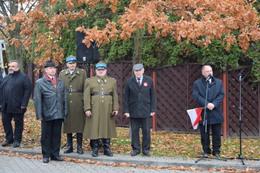 Świętowanie niepodległości w Pruszczu rozpoczęło się na ulicy 11 listopada. Pochód ze sztandarami przeszedł do kościoła  [ZDJĘCIA, WIDEO]