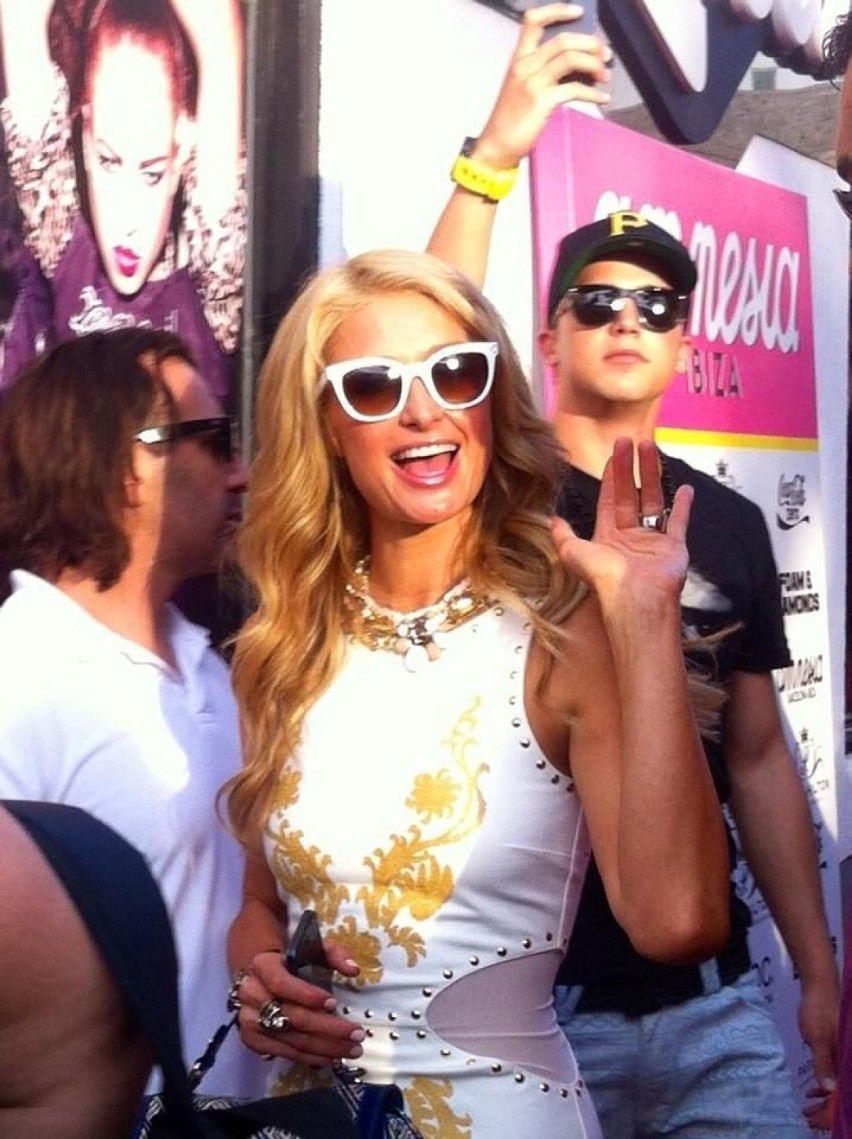 Paris Hilton przed firmowym sklepem Amnezji.