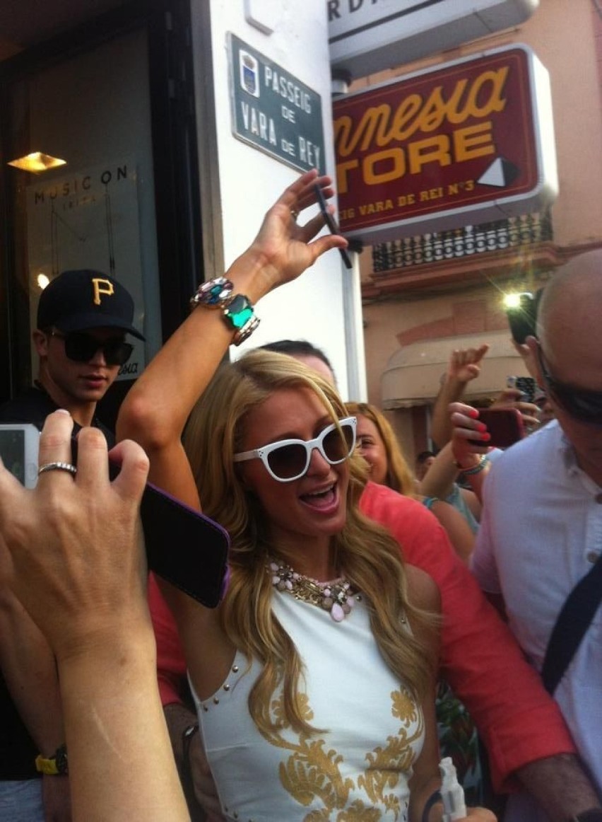 Paris Hilton i wielbiciele.