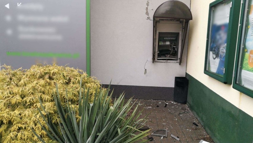 Bankomat w Krzycku Wielkim. Sprawcy podkładając ładunek uszkodzili też budynek wewnątrz