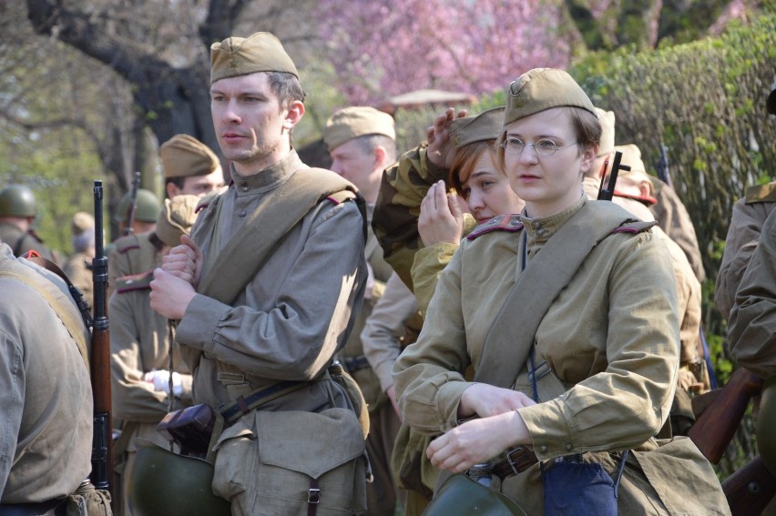 Armia Czerwona i Wehrmacht przemaszerowały przez Głogów. Już dziś bitwa o miasto! [ZDJĘCIA, FILM]