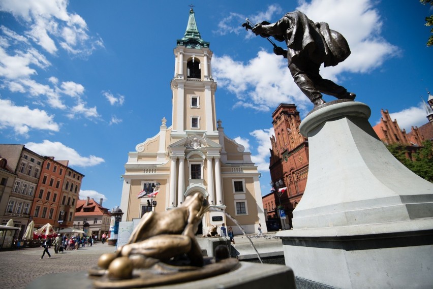 Obok statuty Mikołaja Kopernika to kolejna znana rzeźba,...