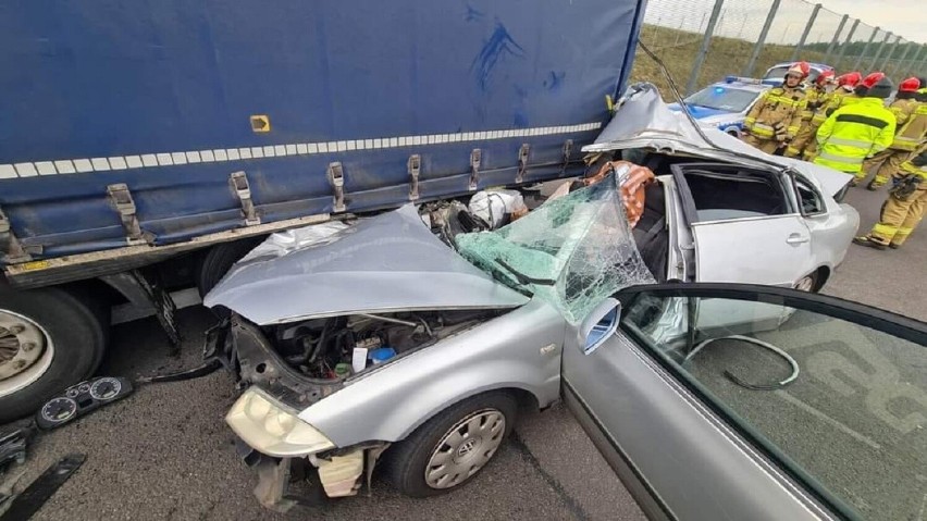 Kierowca volkswagena został przetransportowany karetką do...