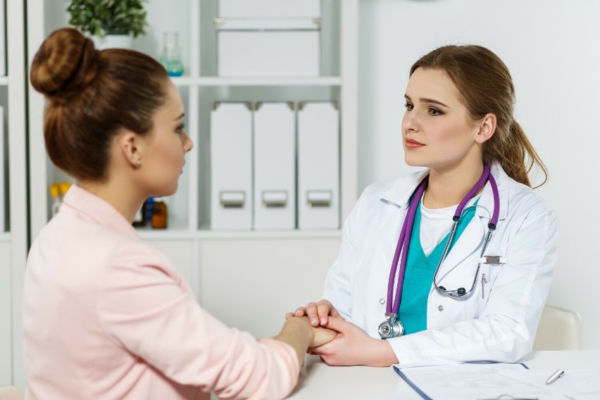 Regularne wizyty u ginekologa, szczepienia i badania są ważne dla kobiecego zdrowia - przypomina NFZ
