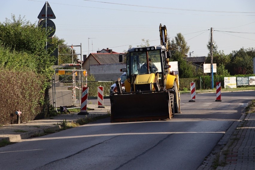 Ruszyła przebudowa przejść dla pieszych na ulicy Kusocińskiego we Włoszczowie. Zobaczcie zdjęcia