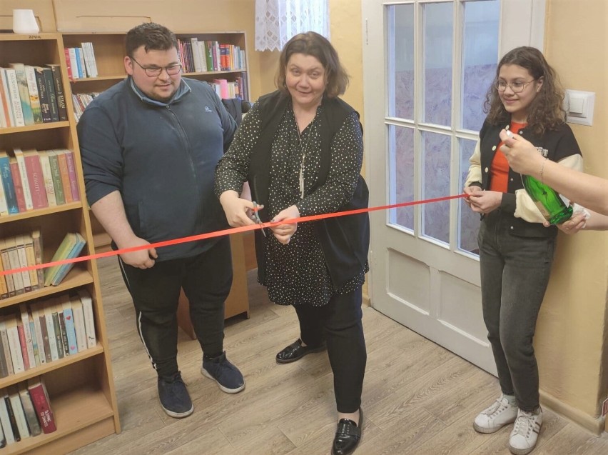 Filia rogozińskiej biblioteki została odnowiona. Uroczyście przecięto wstęgę w Parkowie