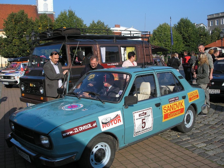 Dziesięć załóg wystartowało z Wejherowa w rajdzie starych aut Złombol 2012. Jadą do grecji