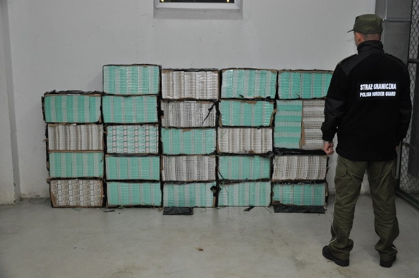 Ośmiu Ukraińców zatrzymanych na zielonej granicy z papierosami za 160 tys. zł