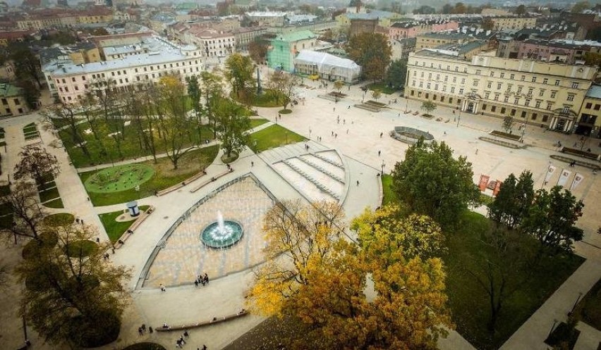 Ławka Niepodległości na placu Litewskim na ostatnią chwilę