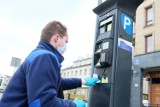 Białystok dezynfekuje parkomaty w ochronie przed koronawirusem. Płatne parkowanie najlepiej przez mobiParking (zdjęcia)