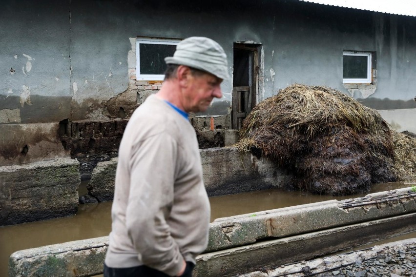 Powódź w Łapanowie. Powodzianie liczą straty i robią remonty. Tylko wieczorami, po całym dniu, pozwalają sobie na łzy bezsilności [REPORTAŻ]