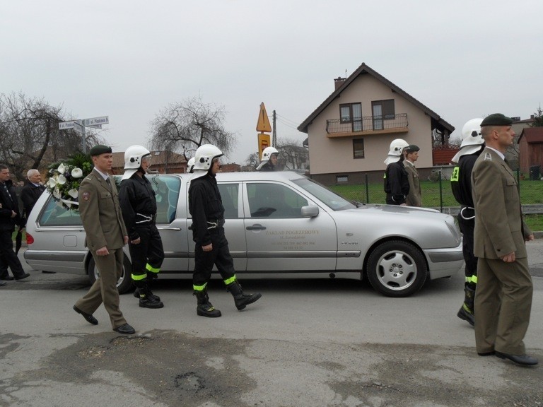 Rusinowice: Pogrzeb ks. Damiana Kominka [ZDJĘCIA]. Duszpasterza żegnały tłumy wiernych