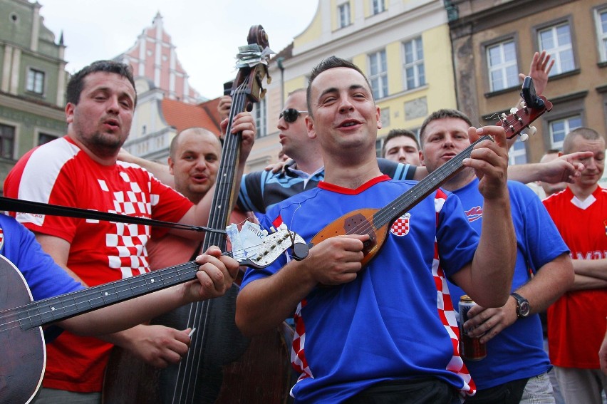 Euro 2012: Chorwaci grają i śpiewaja na Starym Rynku w Poznaniu [ZDJĘCIA]