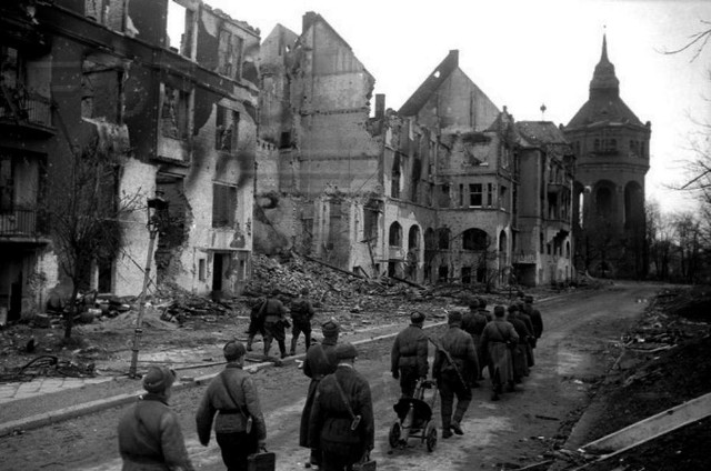 Żołnierze Armii Czerwonej na al. Wiśniowej. Budynków po lewej stronie już nie ma