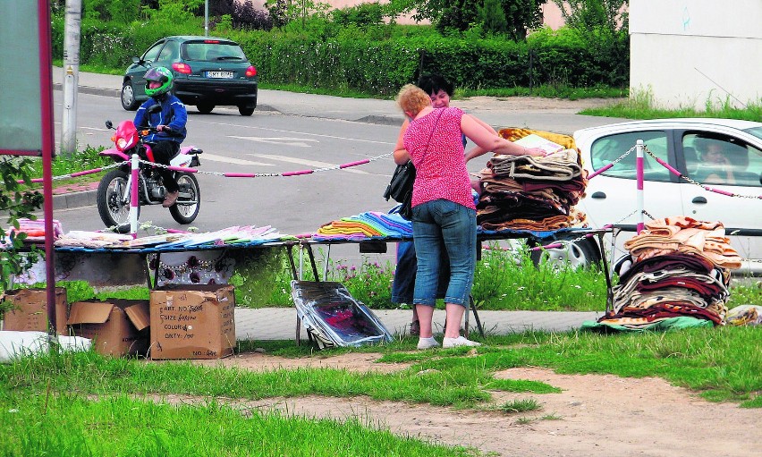 Handel uliczny kwitnie w Myszkowie. Czy tak musi być?