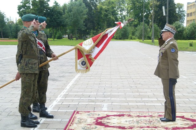 Podczas uroczystości generał pożegnał się ze sztandarem