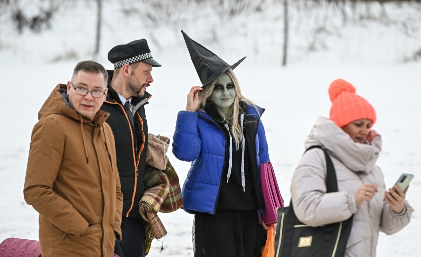 Karnawałowe morsowanie w Gdańsku. Na plaży w Brzeźnie...