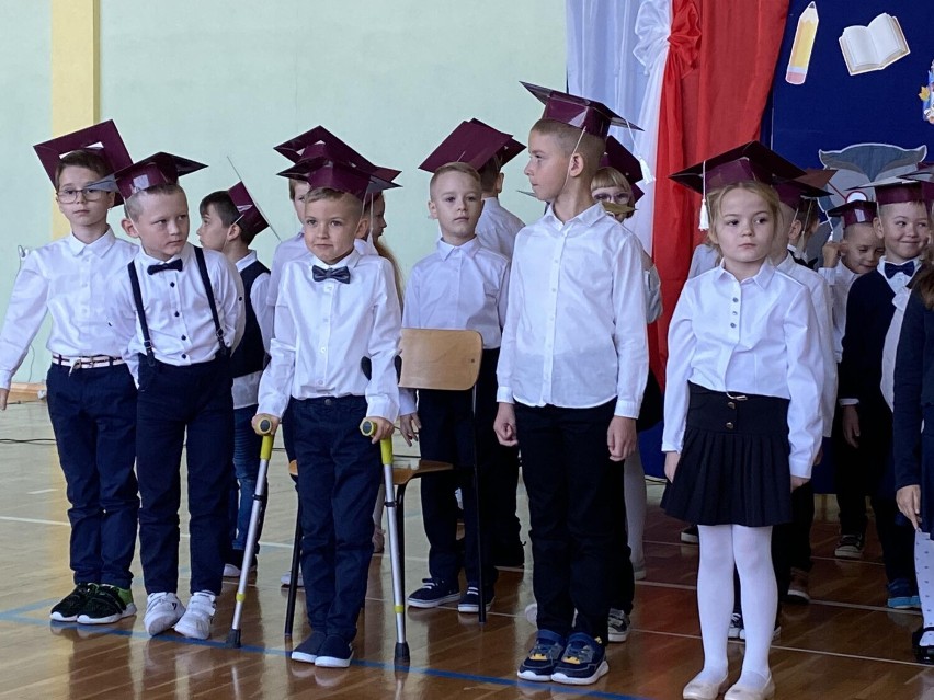 Uroczyste pasowanie pierwszoklasistów w Szkole Podstawowej w  Wierzbicy. Zobacz zdjęcia 