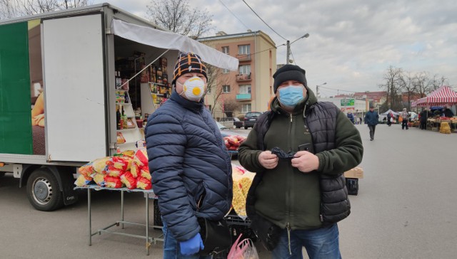 Koronawirus, Piotrków. Nieliczni sprzedający i pojedynczy kliencie na hali targowej w Piotrkowie po wprowadzeniu ograniczeń w handlu. 