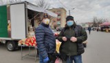 Koronawirus, Piotrków: Ograniczenia na targowisku miejskim. Kilkunastu sprzedających i pojedynczy klienci [ZDJĘCIA]