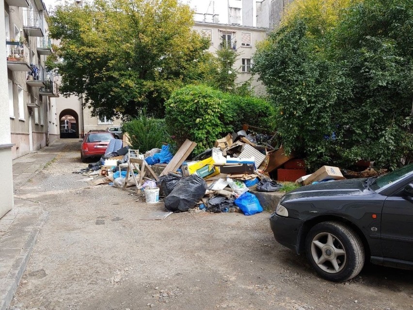 Dzikie wysypisko tuż przy rynku w Opolu, w podwórku budynków...