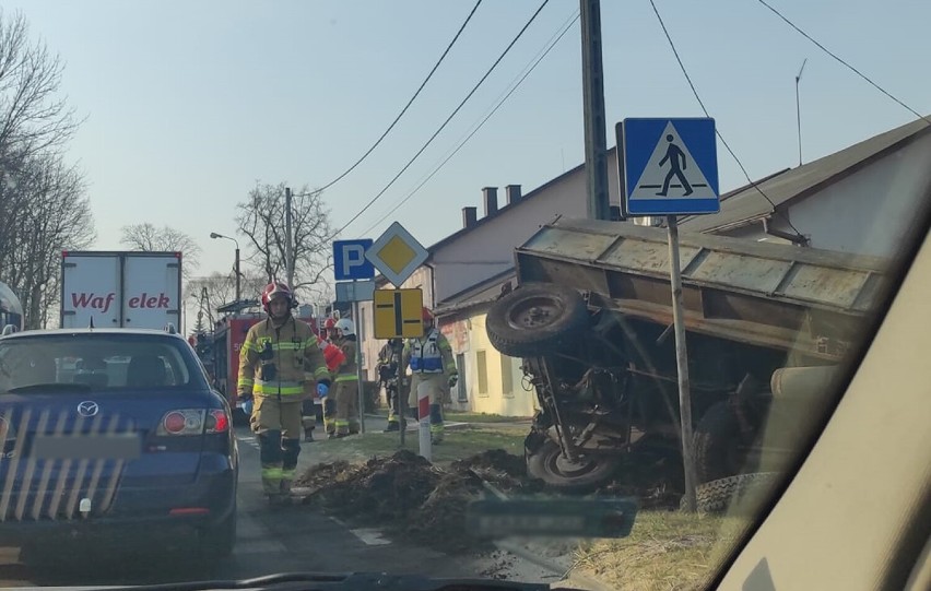 Korki w Kluczach. Przewróciła się naczepa z obornikiem