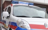 Kobysewo. Wypadek karetki przewożącej pacjenta obok stacji benzynowej
