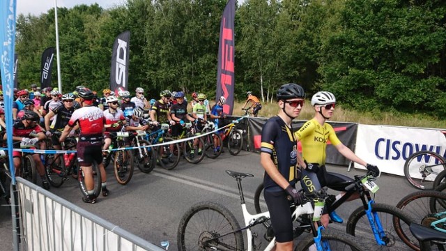 IX Etap Grand Prix Kaczmarek Electric MTB 2021. Pogoda sprzyja. Nie za gorąco, ani zimno. A co najważniejsze jest tłum kolarzy. Kliknij w przycisk "zobacz galerię" i przesuwaj zdjęcia w prawo - naciśnij strzałkę lub przycisk NASTĘPNE