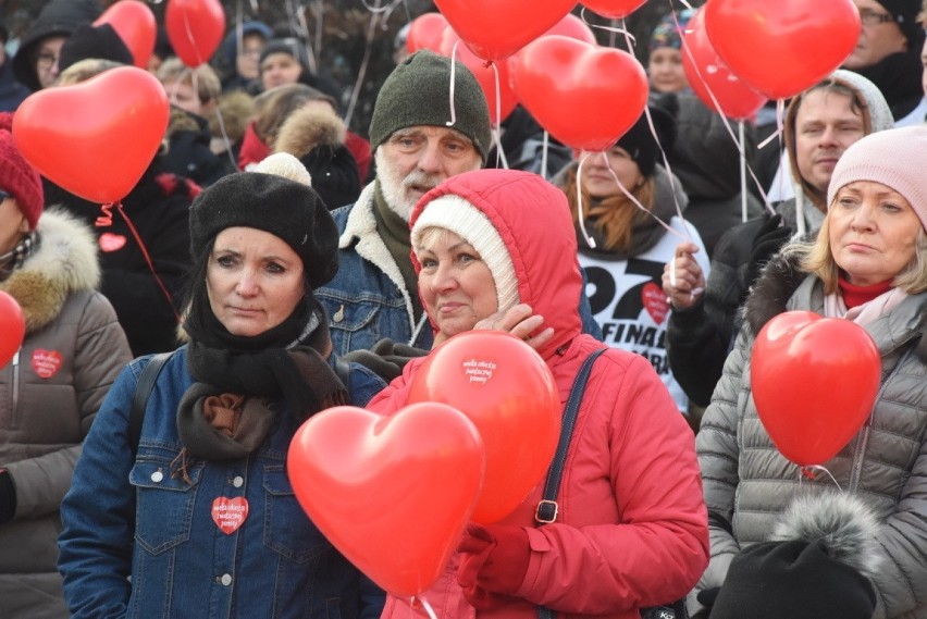 Na placu Bohaterów zebrało się kilkuset mieszkańców żeby...