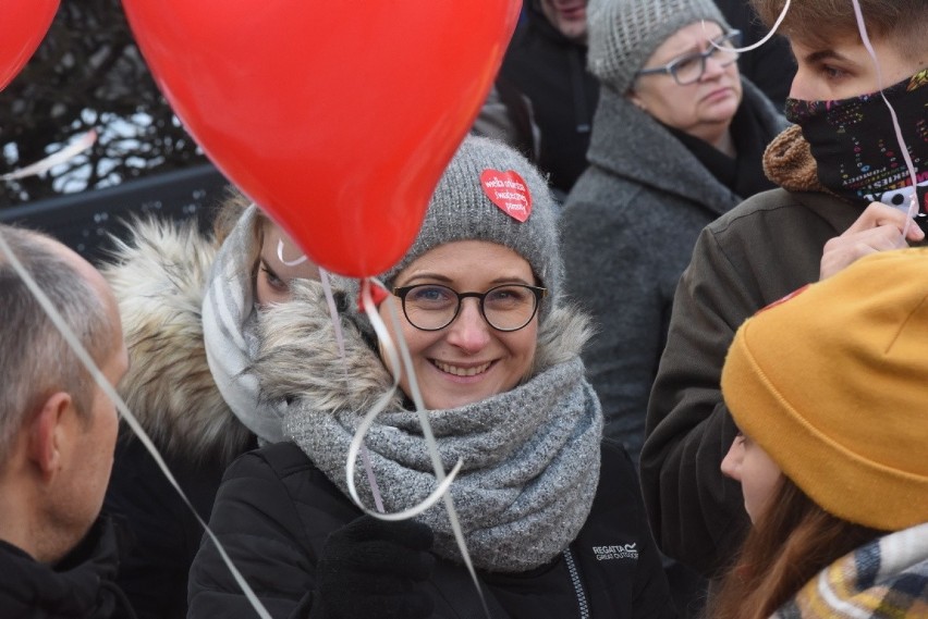 Na placu Bohaterów zebrało się kilkuset mieszkańców żeby...