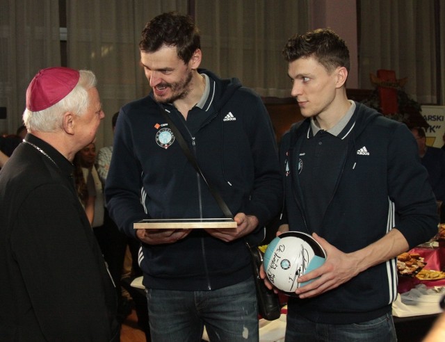 Kapitan Daniel Pliński (w środku) i Lukas Kampa (z prawej) wręczyli biskupowi Adamowi Odzimkowi piłkę z autografami zawodników Cerradu Czarnych Radom