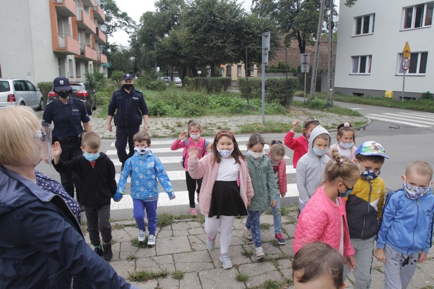 Sosnowiec: Policjanci prowadzili akcję Bezpieczna droga do szkoły w SP nr 10 ZDJĘCIA