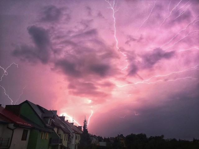 Nocna burza nad Słupskiem i regionem na zdjęciach przesłanych przez Internautów.



