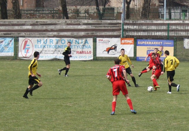 Piłkarze z Sosnowca (żółto-czarne stroje) pokonali piłkarzy Zagłębiaka, choć faworytem w tym meczu nie byli