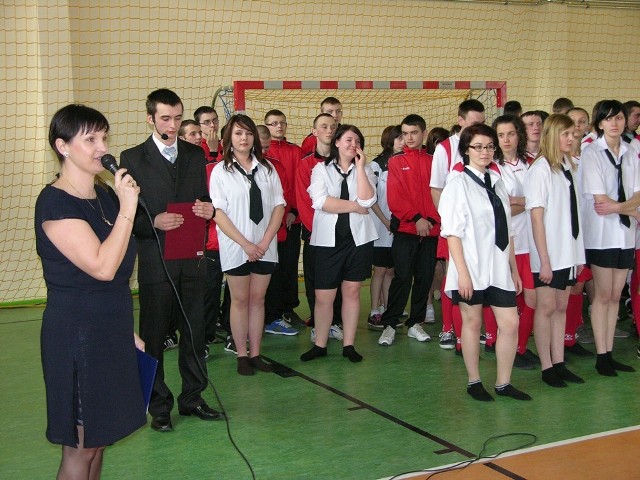 Dyrektor Dorota Skorzycka razem z uczniami szkoły dziękowała za nowiutką salę gimnastyczną
