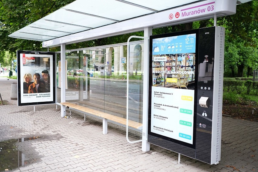 Nowoczesne ekrany na warszawskich przystankach. Można naładować telefon i sprawdzić aktualne położenie autobusu lub tramwaju