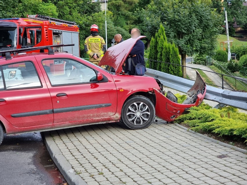 Zderzenie dwóch osobówek w Przemyślu. Ranna kobieta trafiła do szpitala [ZDJĘCIA]