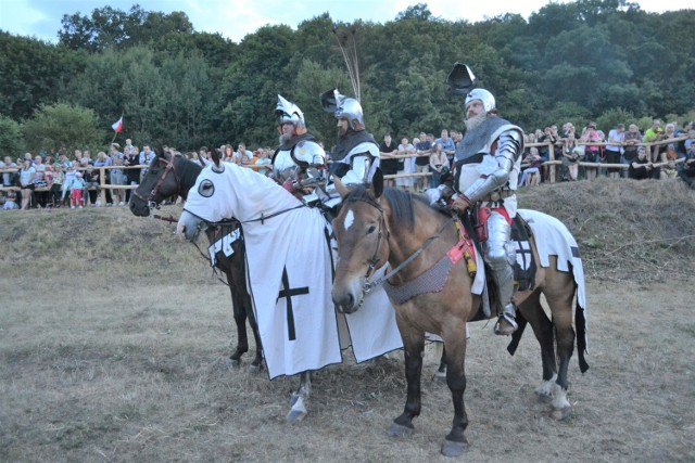 Trwa festyn cysterski w Koronowie. W sobotę goście podziwiać mogli m.in.  pokazy rycerskie, wystąpi sokolnik, mecz piłki rycerskiej, a wieczorem o godz. 21 - inscenizację napadu Krzyżaków na Byszewo. Do północy na ul. Klasztornej w Koronowie, za bazyliką, obok stadionu rozbrzmiewała muzyka. Były też tańce. W niedzielę (28 lipca) po mszy św. rycerskiej w bazylice - inscenizacja bitwy z Krzyżakami (godzina 15). O godz. 16.20 przewidziany jest pokaz rycerzy konnych, a o 17.30 - oficjalne zakończenie imprezy. 



Nasz region bliżej morza, czyli pociągiem z Bydgoszczy na Hel.

