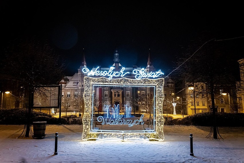 Świąteczna iluminacja na placu Magistrackim i na Rynku o zmierzchu (ZDJĘCIA)