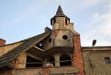 Gmina Kluczbork chce przejąć słynny "kluczborski pałac". Rudera z wieżą od lat szpeci centrum miasta