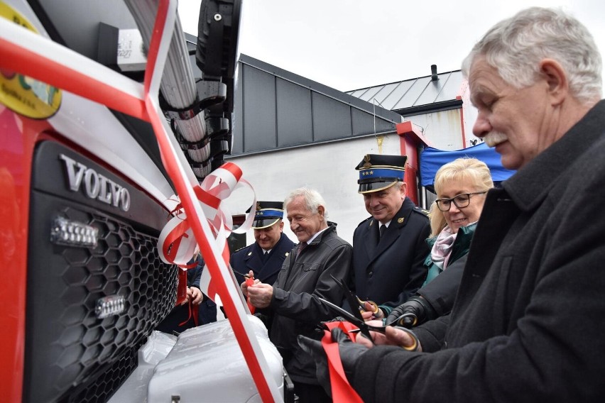 Druhowie z OSP Rozłazino w gminie Łęczyce otrzymali nowy wóz bojowy