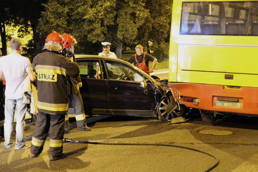 Wrocław: Audi zderzyło się z autobusem MPK (ZDJĘCIA)