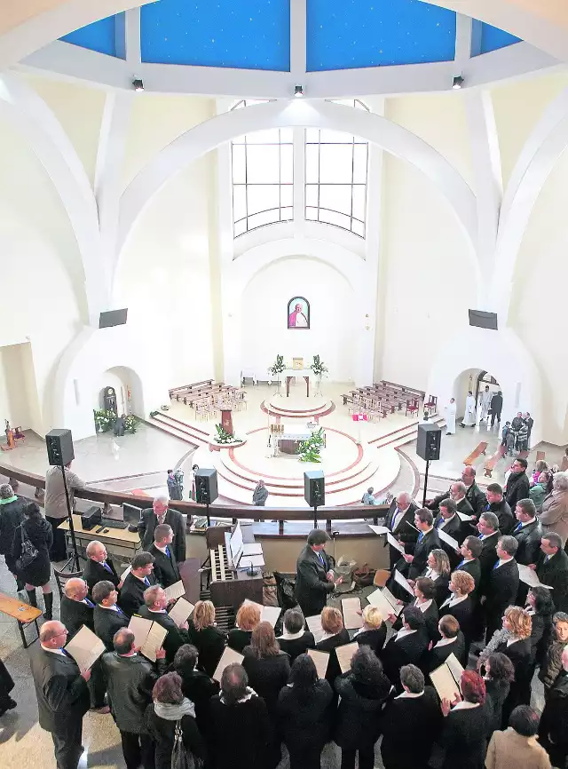 Wnętrze kościoła pod wezwaniem błogosławionego Jana Pawła II wypełnił śpiew chórów i parafian podczas sobotniej uroczystości