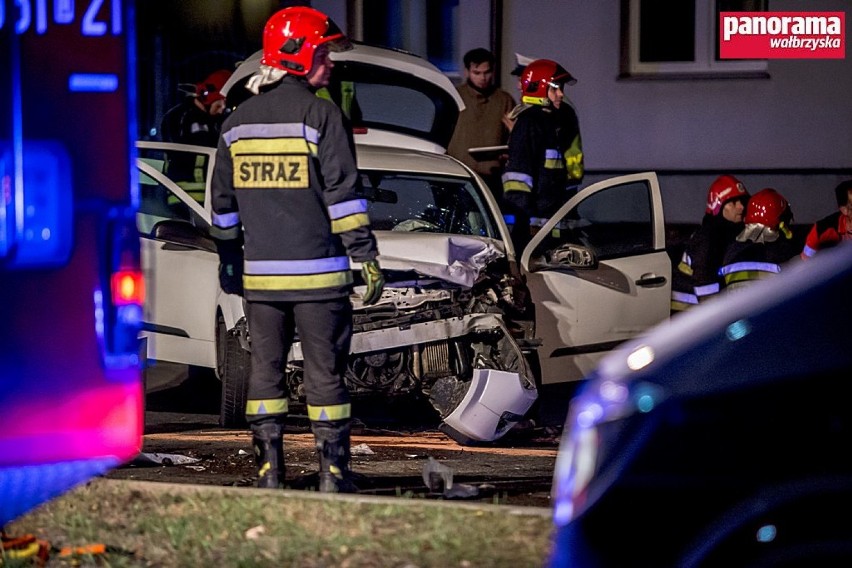 Wypadek na ulicy Noworudzkiej w Wałbrzychu. Trzy osoby ranne [ZDJĘCIA]