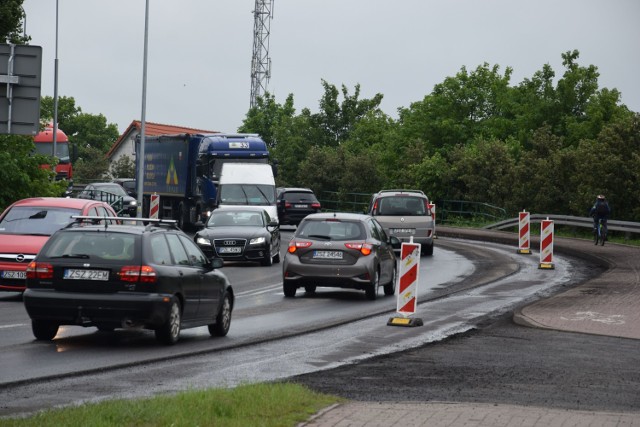 Wiadukt nad stacją kolejową, tu asfalt został już zdarty