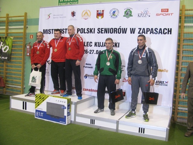 Arkadiusz Kułynycz na pierwszym miejscu podium w kategorii wag. do 75 kg